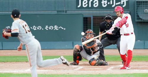 広島対巨人　9回裏広島2死一塁、同点2点本塁打を放つ菊池涼。投手戸郷（撮影・江口和貴）