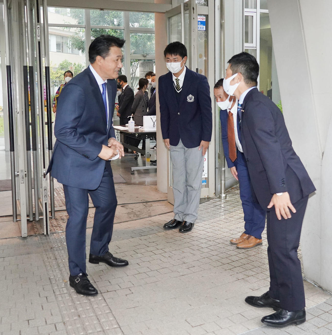 プロ野球中日　あいさつに訪れた与田剛監督（左）を見送る高橋宏斗（中央）（撮影・森本幸一）