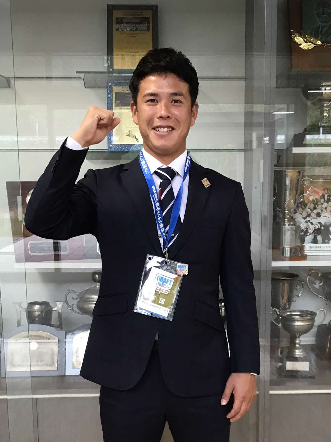 指名あいさつを受けた楽天ドラフト3位指名のENEOS・藤井は笑顔でガッツポーズを見せる（球団提供）