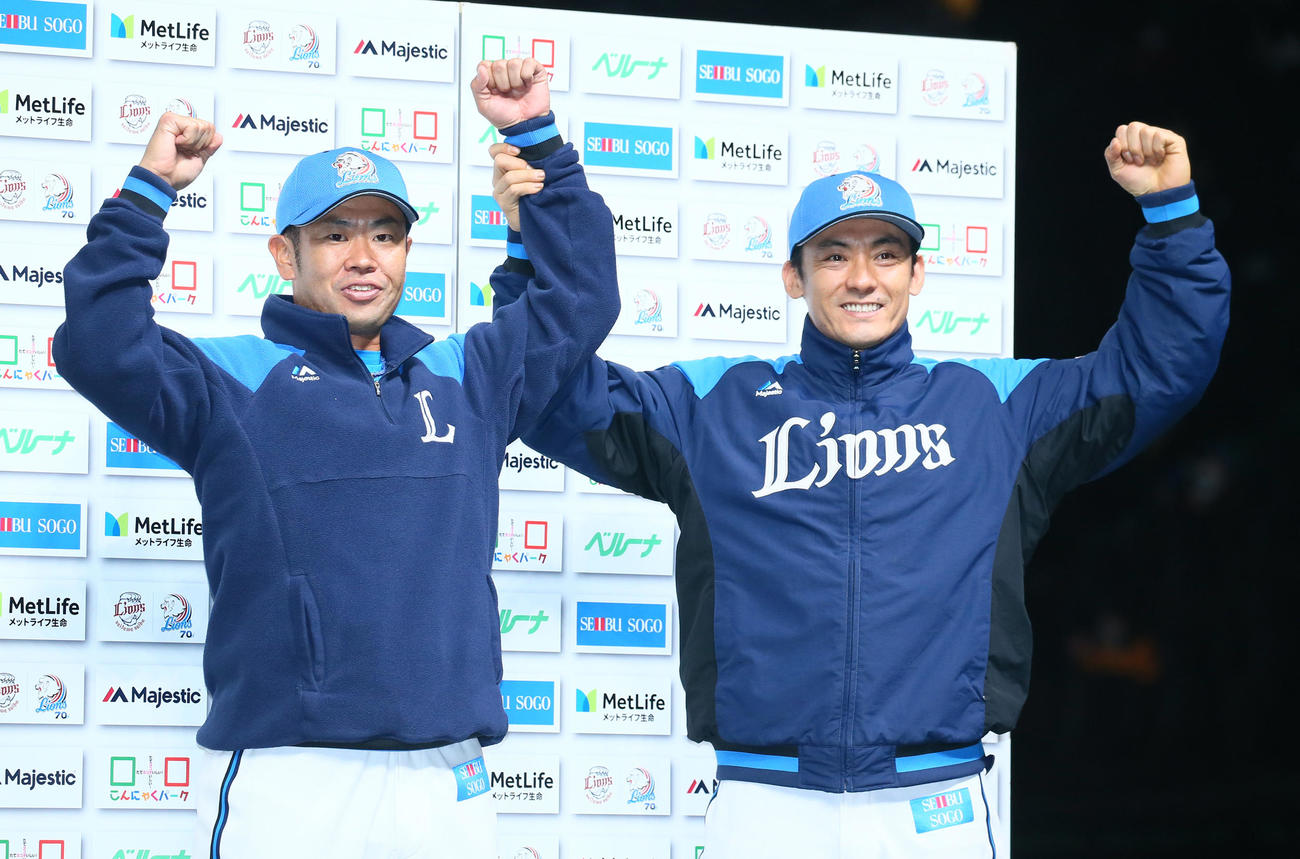 お立ち台で笑顔を見せる西武の榎田（左）と栗山（11月2日、撮影・足立雅史）