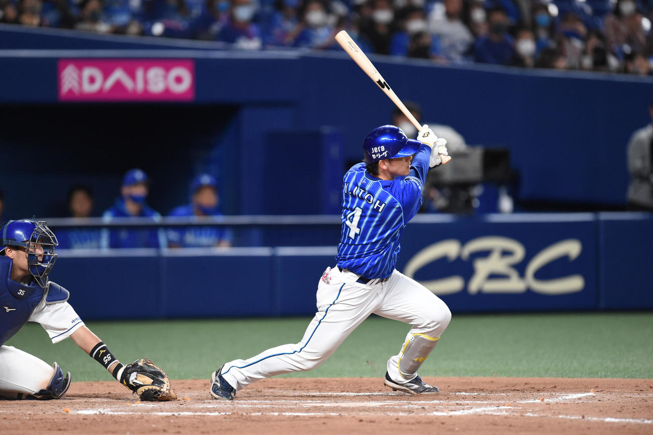 中日対DeNA　8回表DeNA1死三塁、左越え適時三塁打を放った伊藤裕季也（撮影・森本幸一）