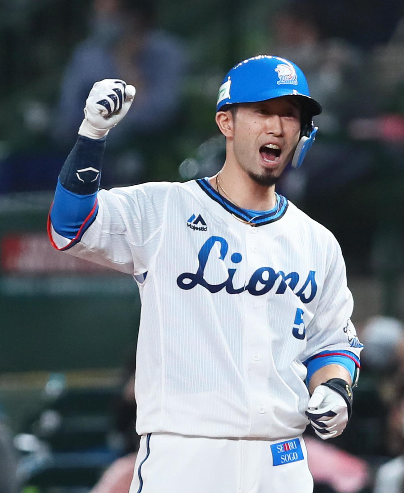 西武対日本ハム　7回裏西武1死一、三塁、外崎は中前適時打を放ちガッツポーズ（撮影・足立雅史）