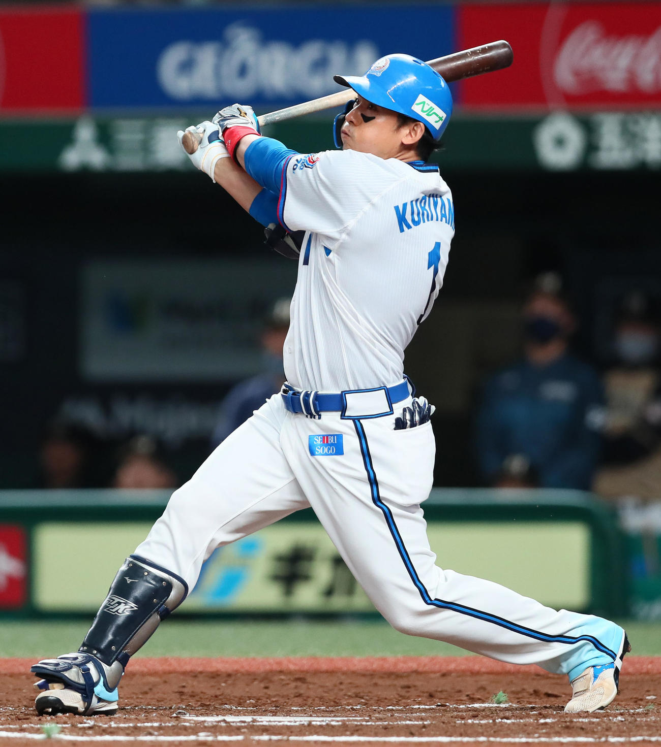 西武対日本ハム　3回裏西武2死一塁、栗山は左越え2点本塁打を放つ（撮影・足立雅史）