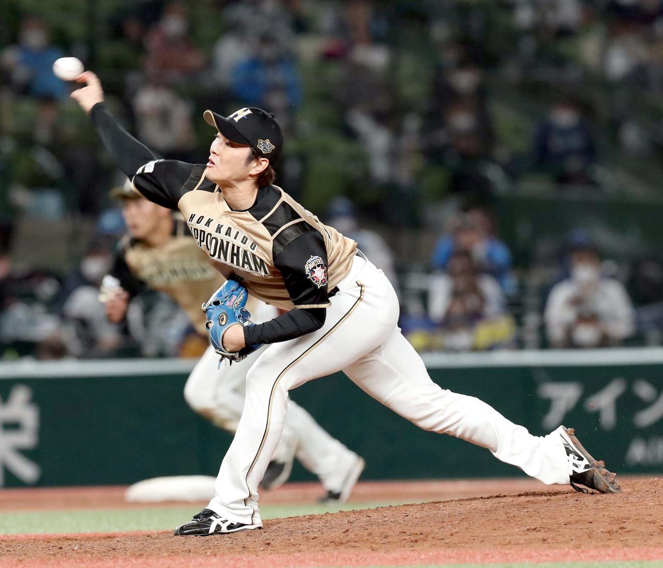 西武対日本ハム　7回から登板する日本ハム玉井（撮影・佐藤翔太）