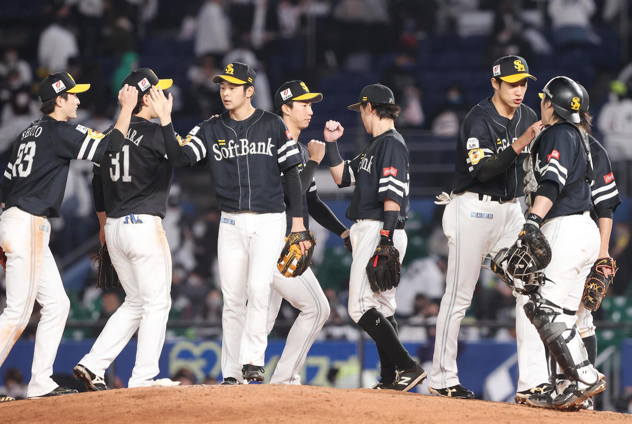 ロッテ対ソフトバンク　ロッテに勝利し喜び合うソフトバンクの選手たち（撮影・垰建太）