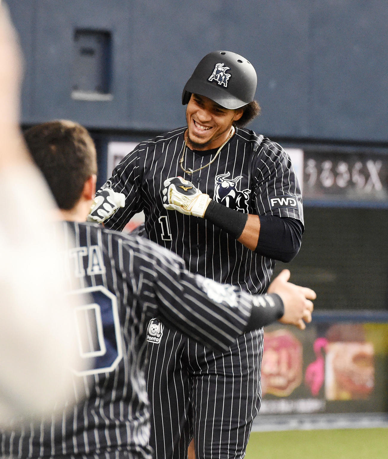 オリックス対楽天　7回裏オリックス無死一塁、モヤは右越え2点本塁打を放ちナインの祝福に笑顔を見せる（撮影・前岡正明）