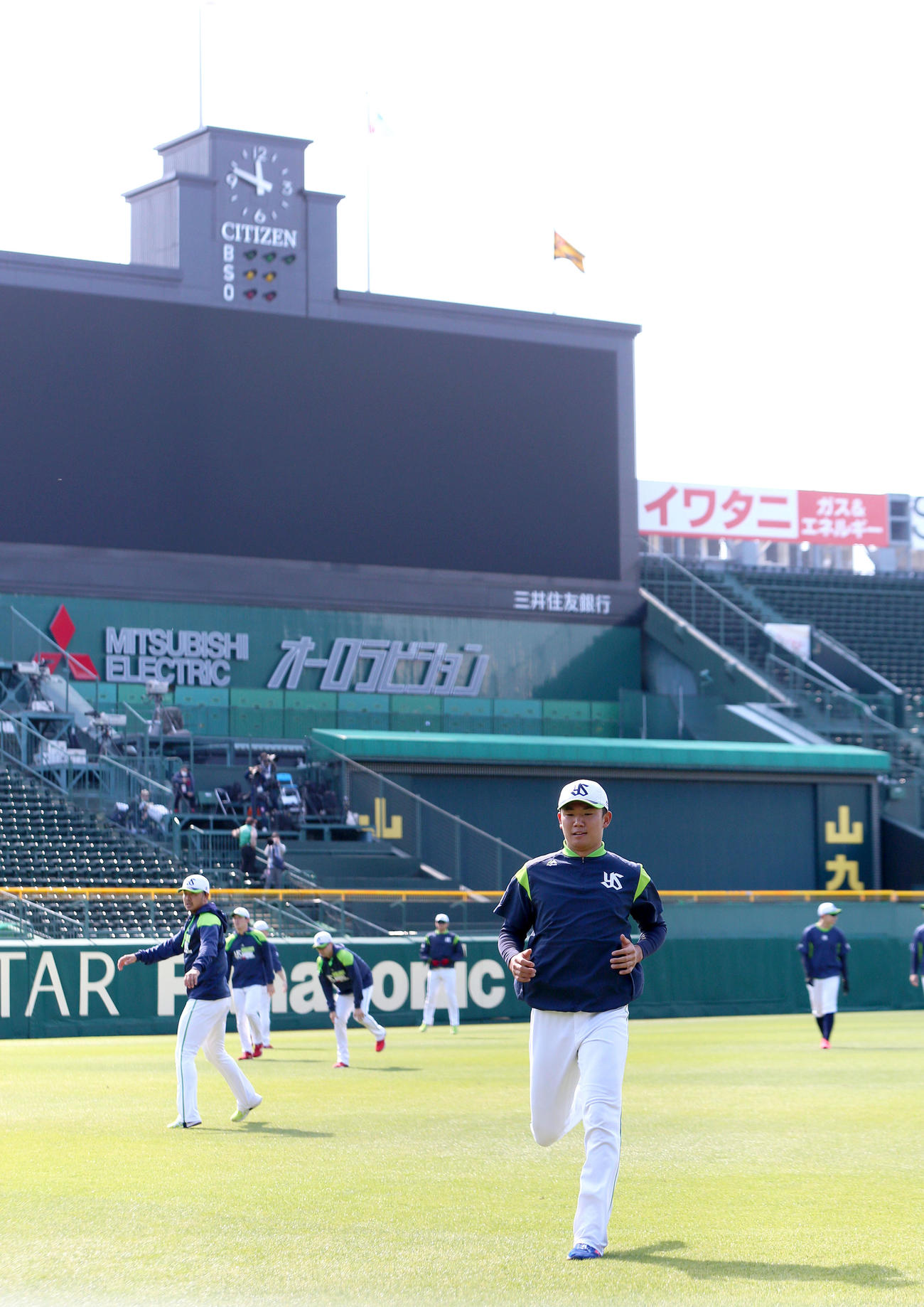 阪神対ヤクルト　1軍合流のヤクルトの奥川は甲子園球場で体を動かす（撮影・上山淳一