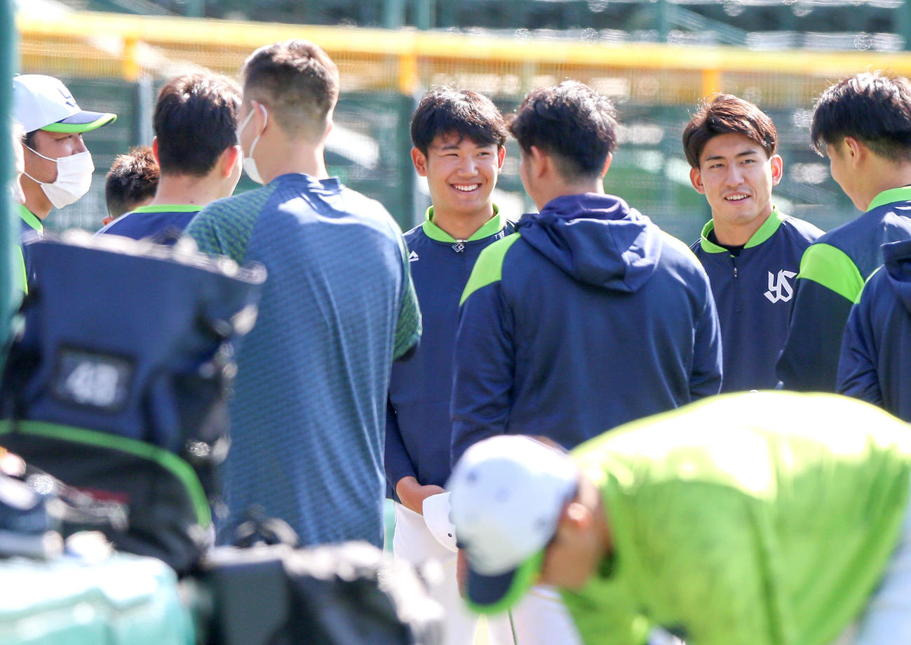 阪神対ヤクルト　1軍合流のヤクルトの奥川（中央）は甲子園で笑顔を見せる（撮影・上山淳一）