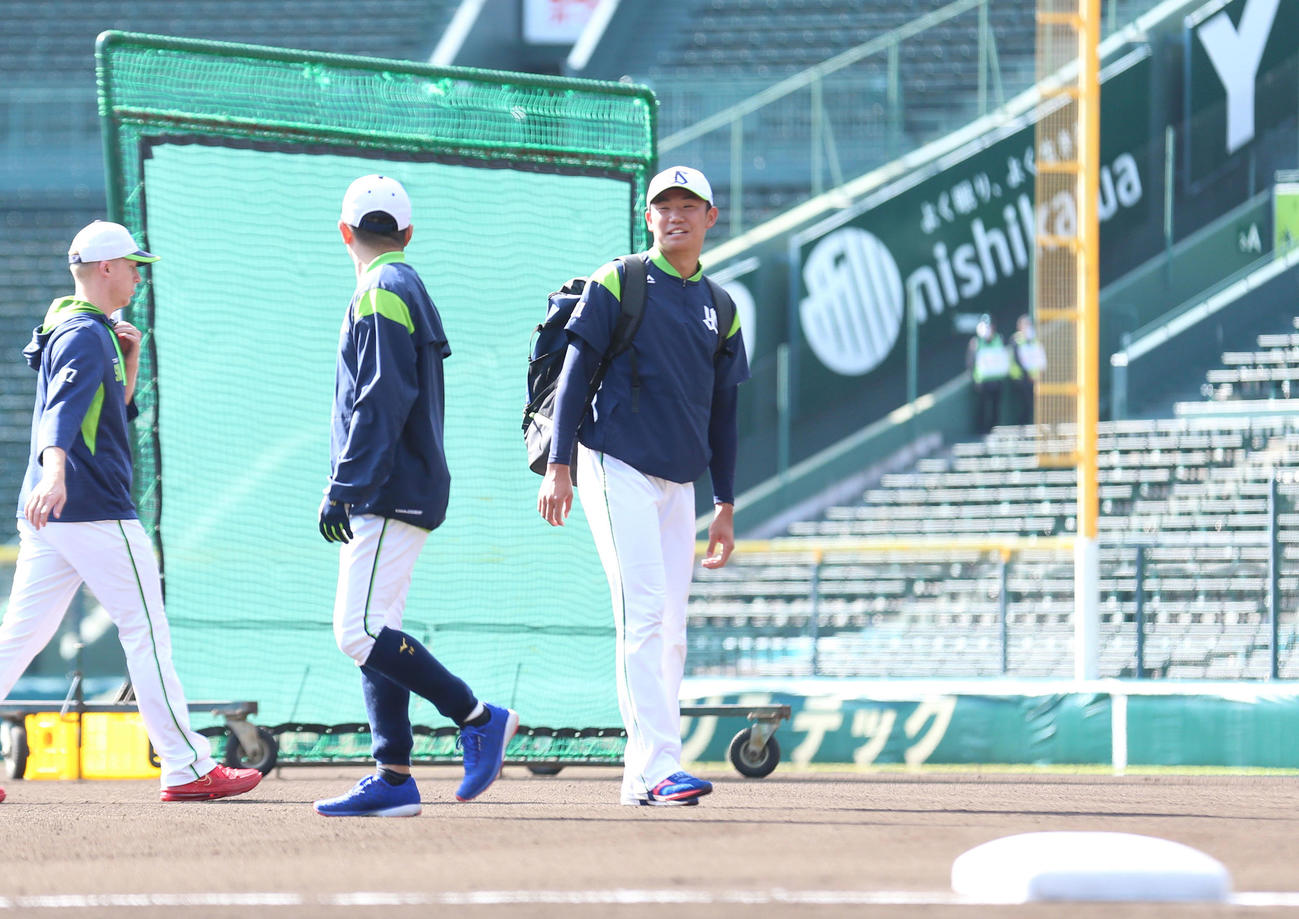 阪神対ヤクルト　1軍合流のヤクルトの奥川（右）は甲子園のグラウンドを確かめる（撮影・上山淳一）