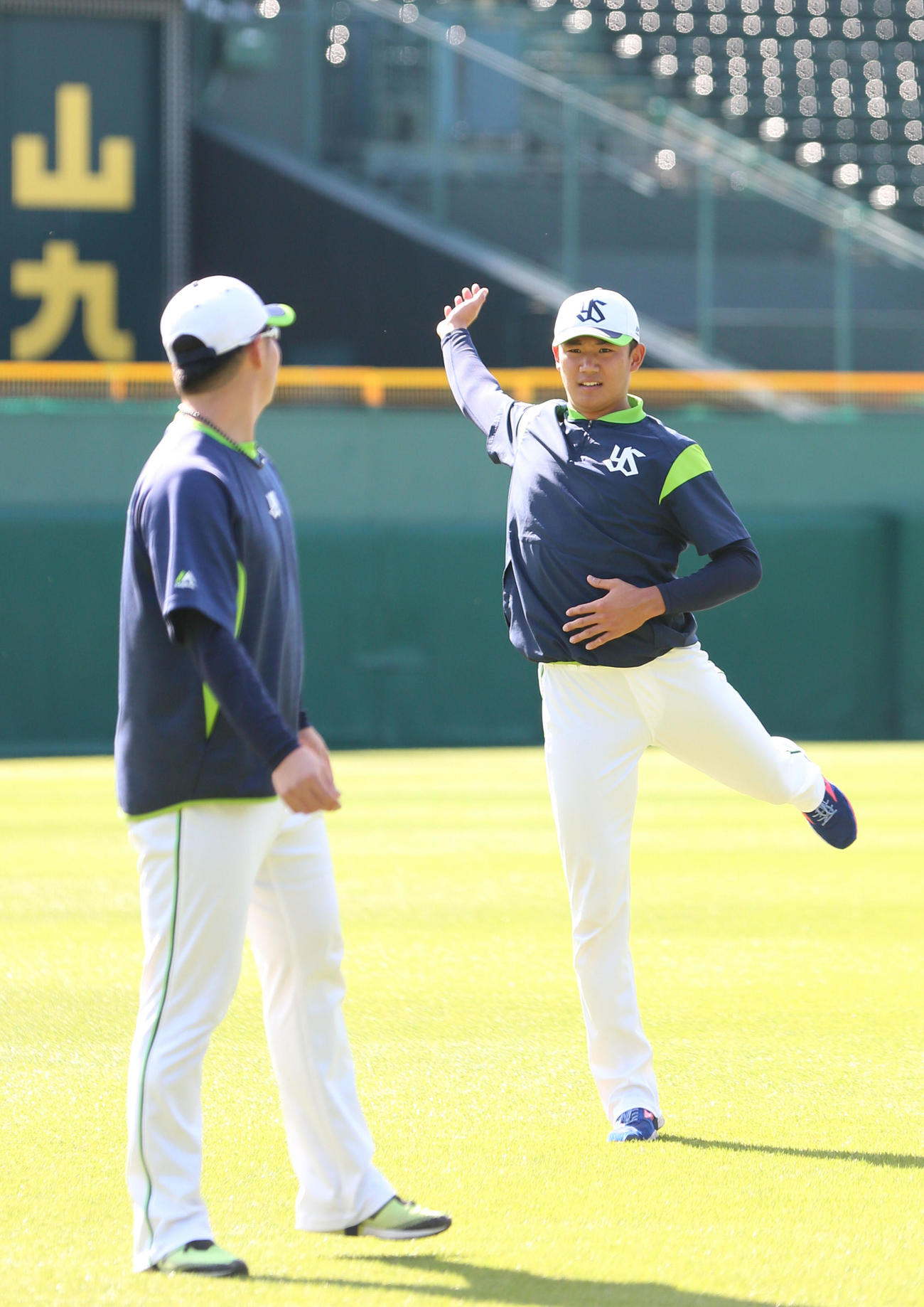 阪神対ヤクルト　1軍合流のヤクルトの奥川（右）は甲子園球場で体を動かす（撮影・上山淳一