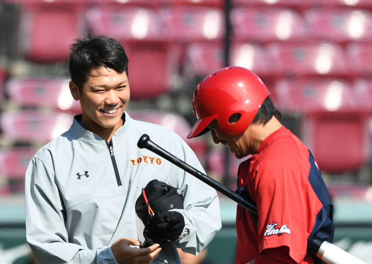 広島に移籍した長野と談笑する巨人坂本（2019年3月5日）