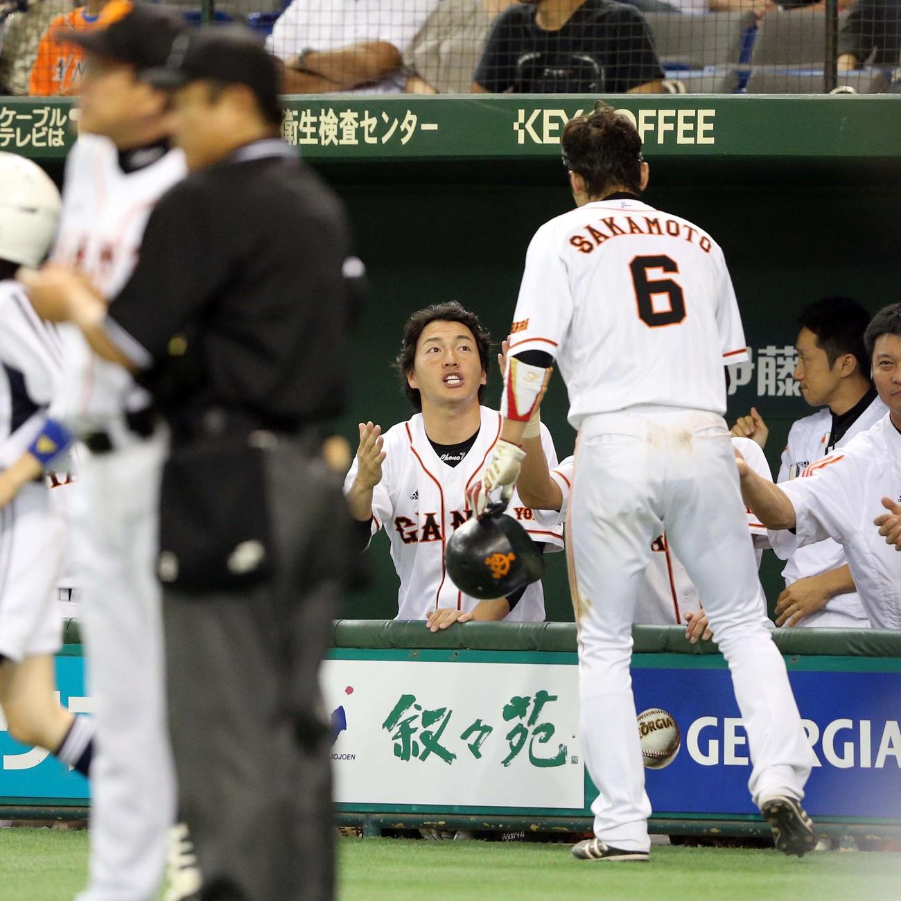 2012年10月7日、巨人対DeNA　7回裏巨人の攻撃後、坂本（右手前）を笑顔で祝福する長野（中央）