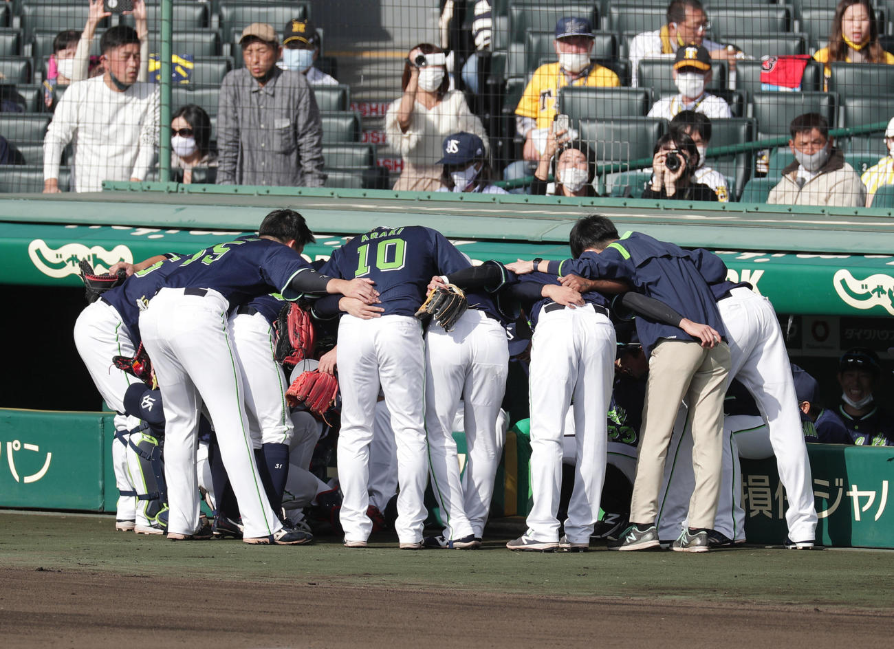 阪神対ヤクルト　試合前、円陣を組むヤクルトナイン（撮影・前田充）