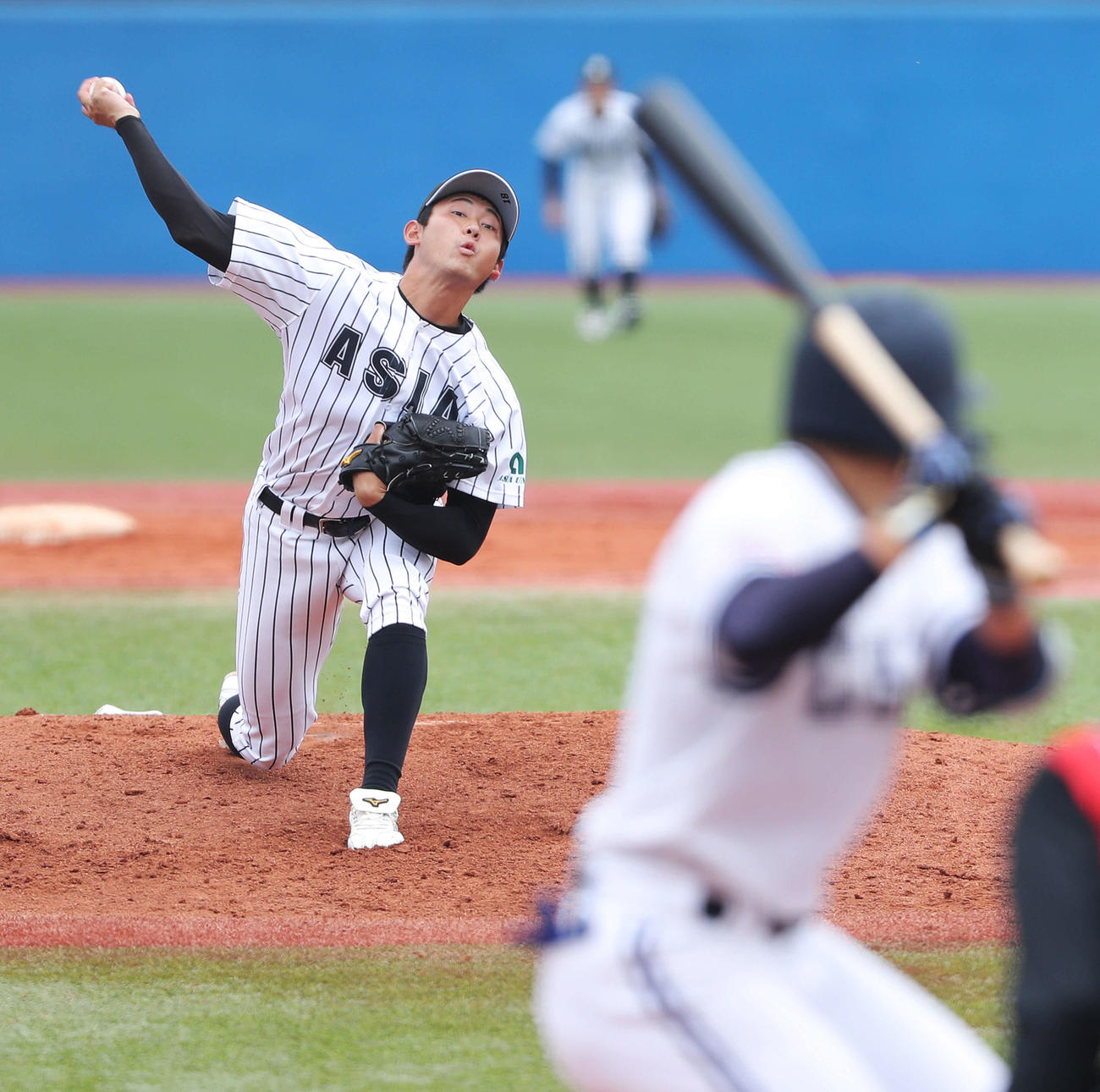 中大対亜大　3回表中大2死、力投する亜大・平内（撮影・河田真司）　　　