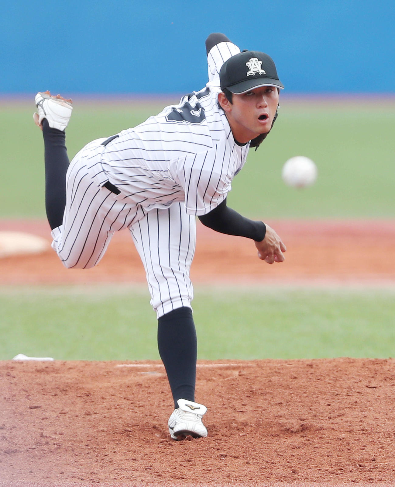 中大対亜大　3回表中大無死、力投する亜大・平内（撮影・河田真司）　　　