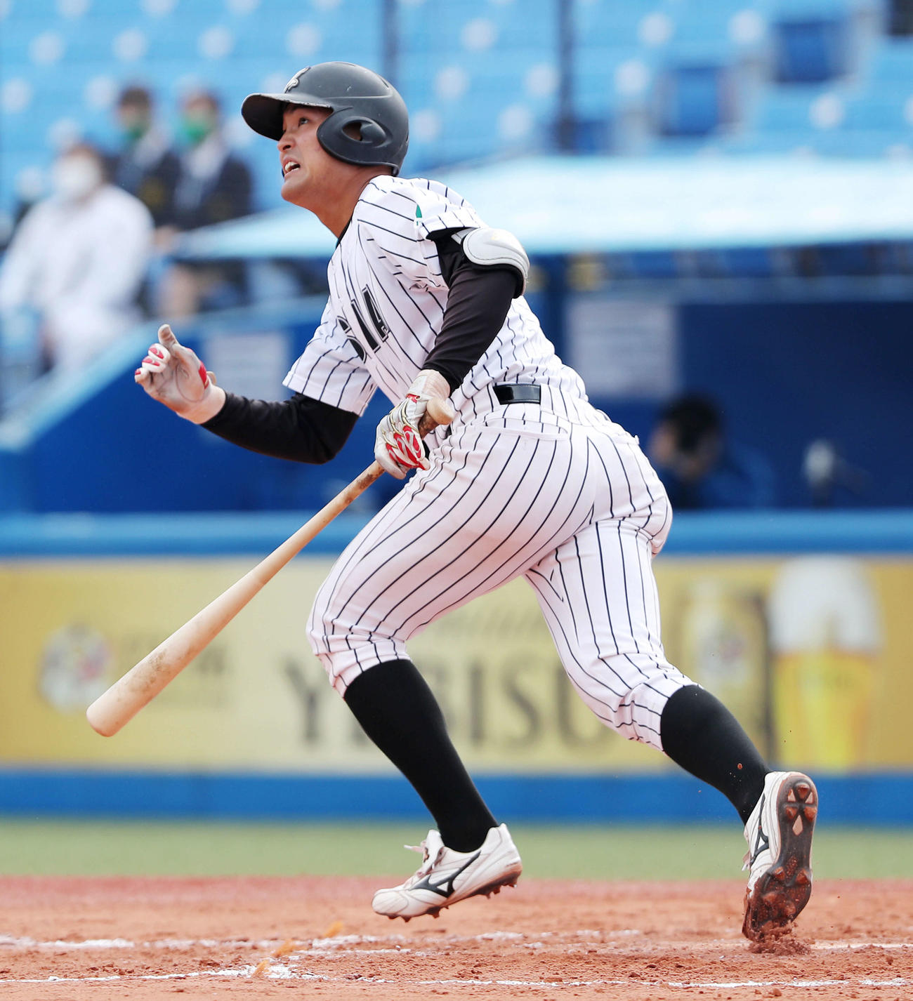 中大対亜大　3回裏亜大無死三塁、左越え2点本塁打を放つ亜大・木倉（撮影・河田真司）　　　