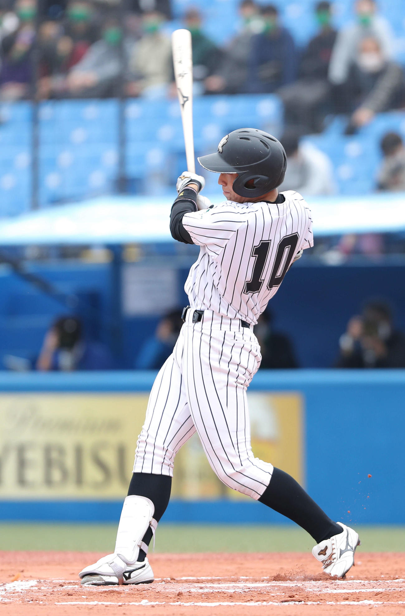 中大対亜大　6回裏亜大1死、右中間にソロ本塁打を放つ亜大・天野（撮影・河田真司）　　　