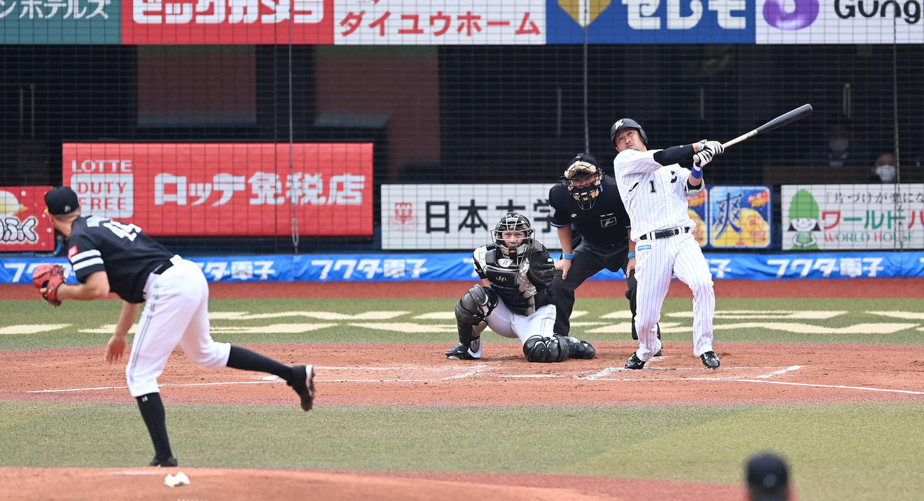ロッテ対ソフトバンク　1回裏ロッテ2死三塁、先制の左越え2点本塁打を放つ清田。投手バンデンハーク（撮影・鈴木みどり）