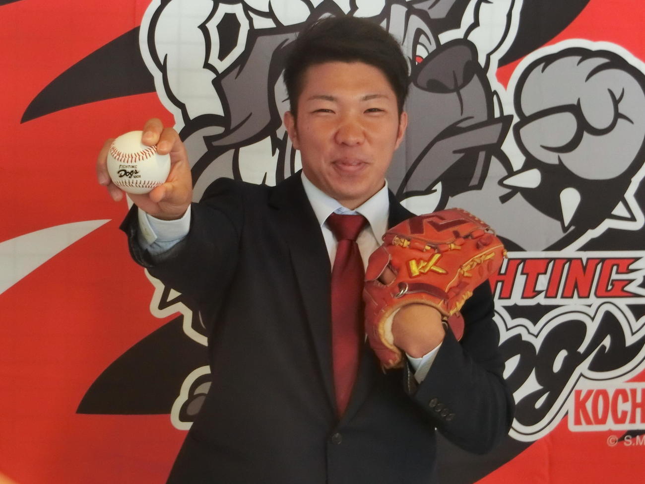 阪神にドラフト8位で指名され、指名あいさつを受けた四国IL・高知の石井大（撮影・奥田隼人）