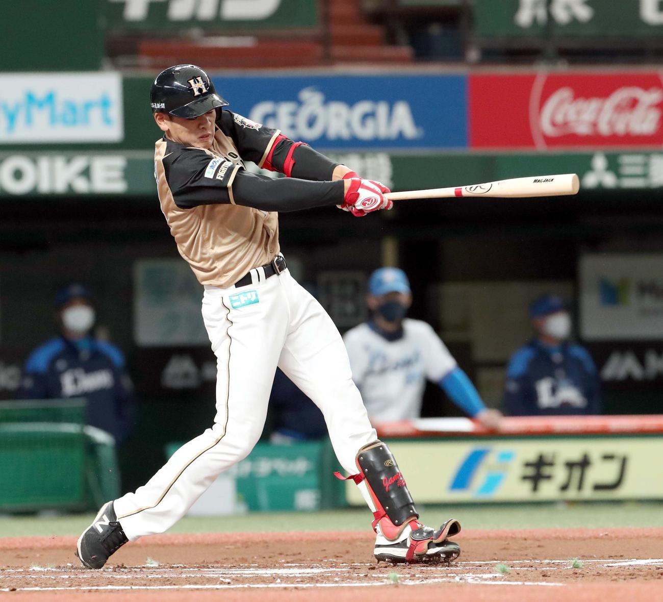 西武対日本ハム　2回表日本ハム2死二、三塁、野村は先制となる適時二塁打を放つ（撮影・佐藤翔太）