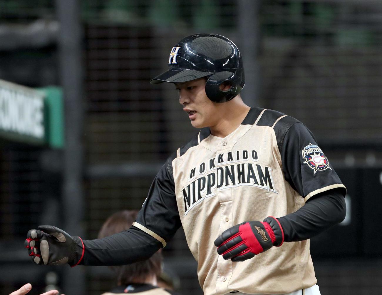 西武対日本ハム　先制となる適時二塁打を放ちチームメートに出迎えられる日本ハム野村（撮影・佐藤翔太）
