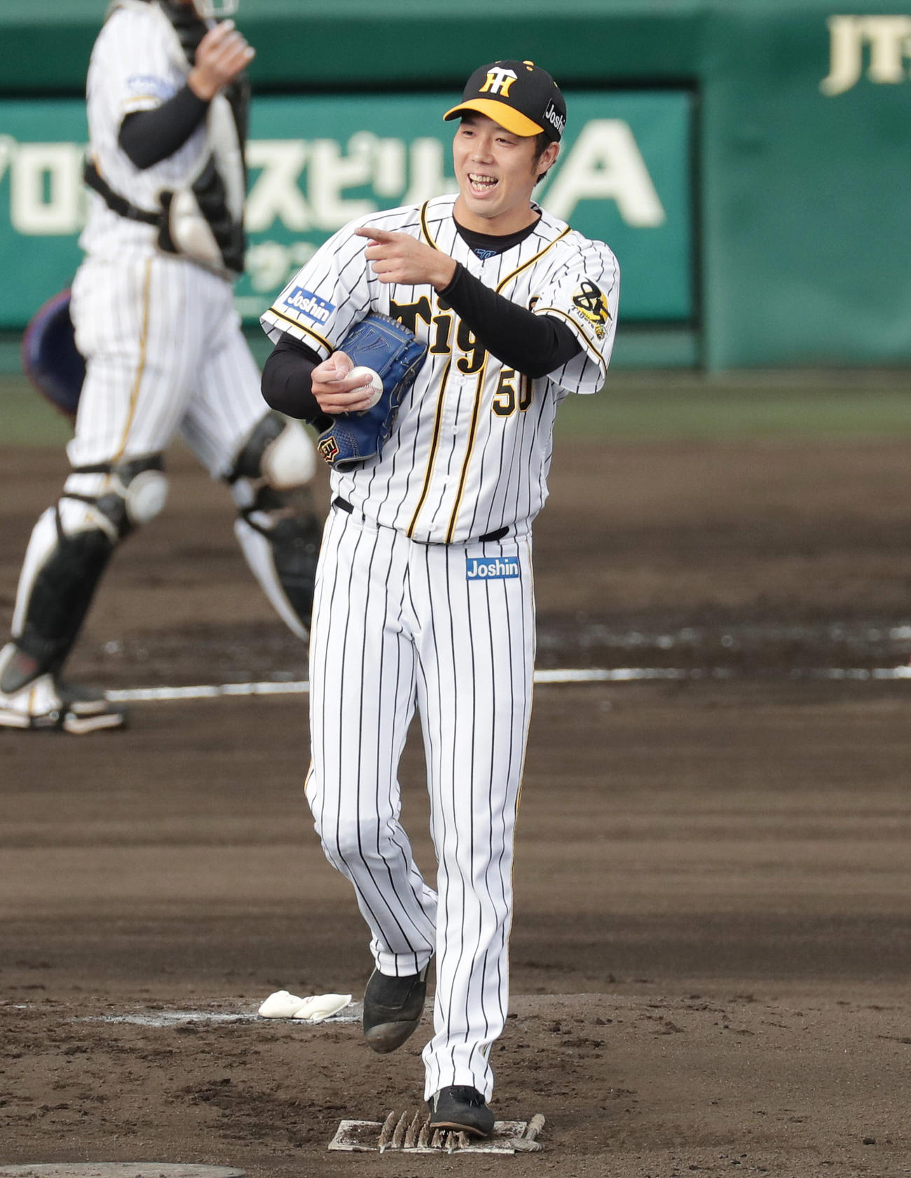 阪神対ヤクルト　2回表ヤクルト無死一塁、宮本を二ゴロ併殺に仕留め笑顔を見せる青柳（撮影・前田充）