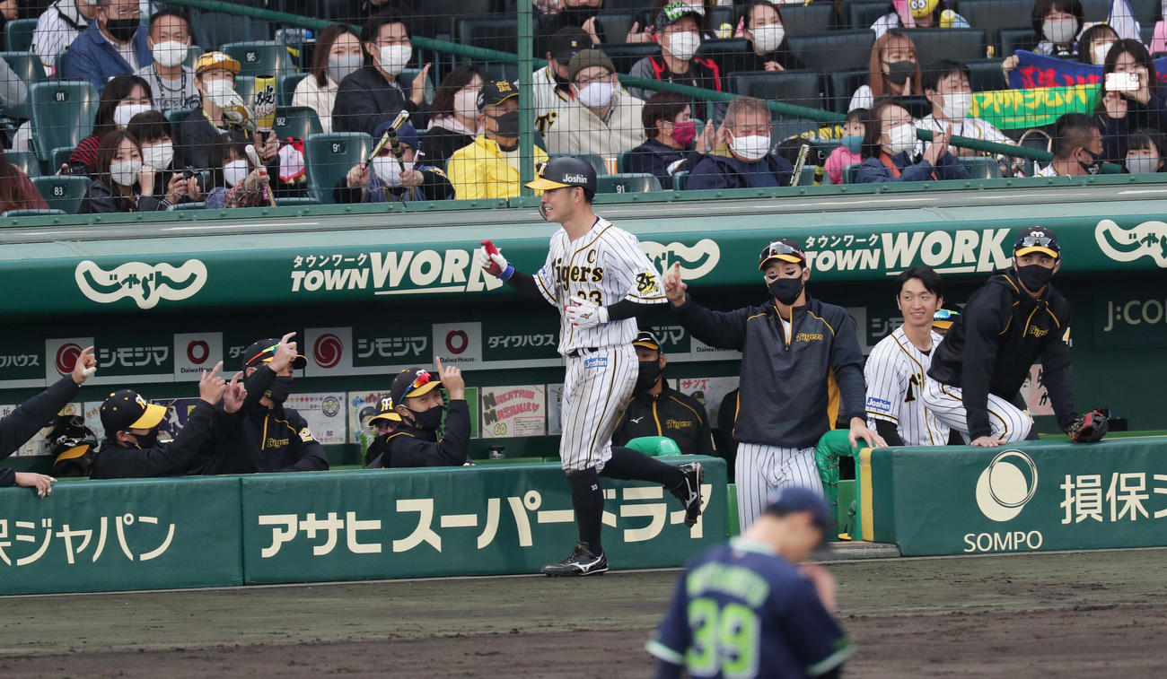 阪神対ヤクルト　4回裏阪神1死満塁、陽川の併殺崩れの間に生還した糸原を迎える阪神ナイン（撮影・前田充）