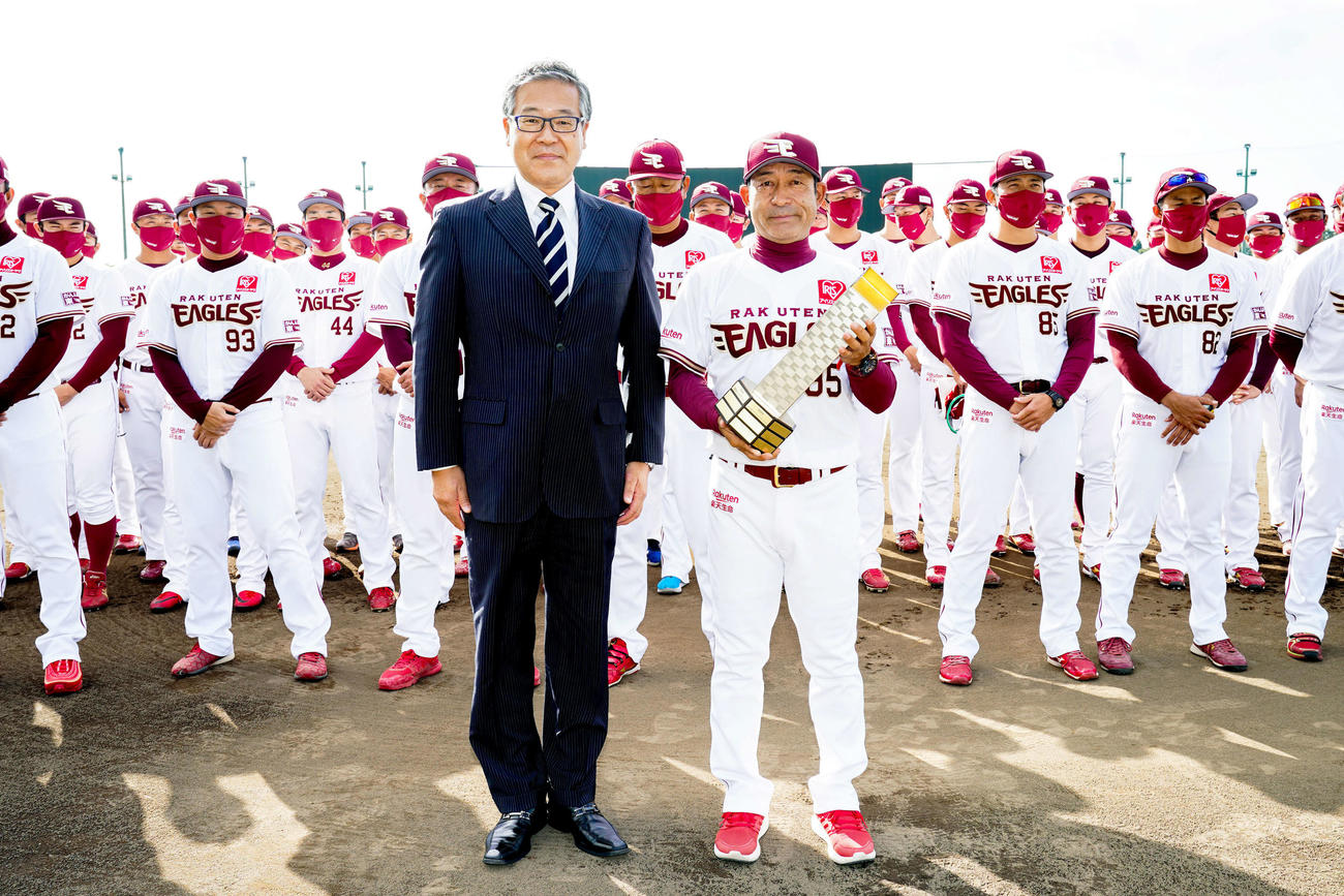 イースタン・リーグの優勝トロフィーを手に記念撮影する楽天奈良原2軍監督（手前右）（球団提供）