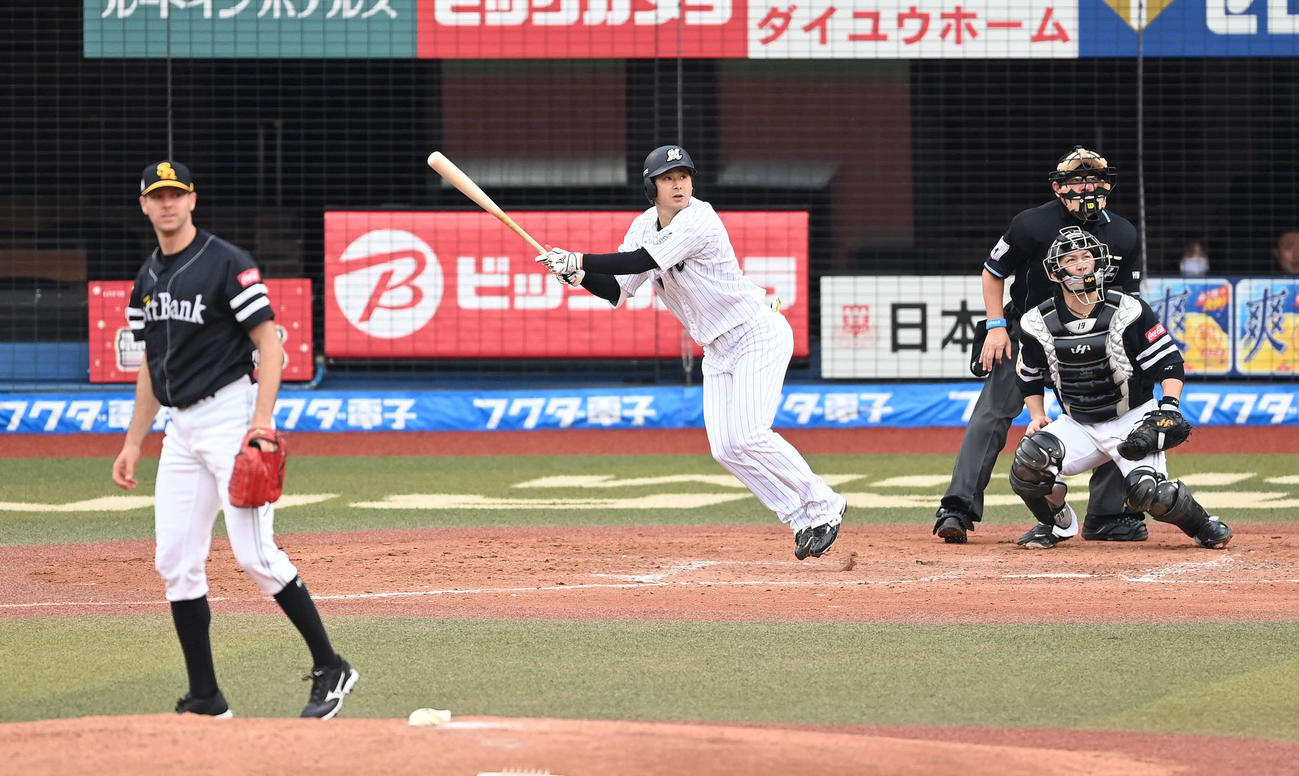 ロッテ対ソフトバンク　4回裏ロッテ1死、左越えソロ本塁打を放つ藤岡。投手バンデンハーク（撮影・鈴木みどり）