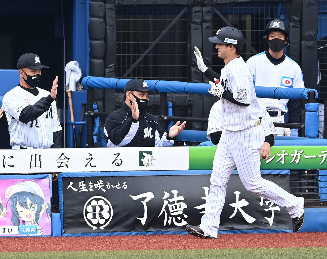 ロッテ対ソフトバンク　4回裏ロッテ1死、左越えソロ本塁打を放った藤岡（右手前）を笑顔で迎える井口監督（中央）（撮影・鈴木みどり）