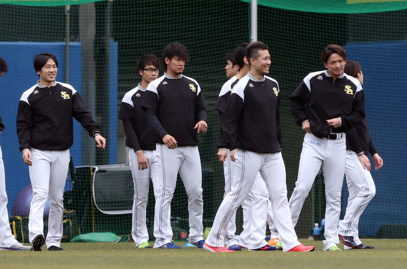 ロッテ対ソフトバンク　試合前練習中、笑顔を見せるソフトバンク千賀（右から2人目）ら投手陣（撮影・垰建太）