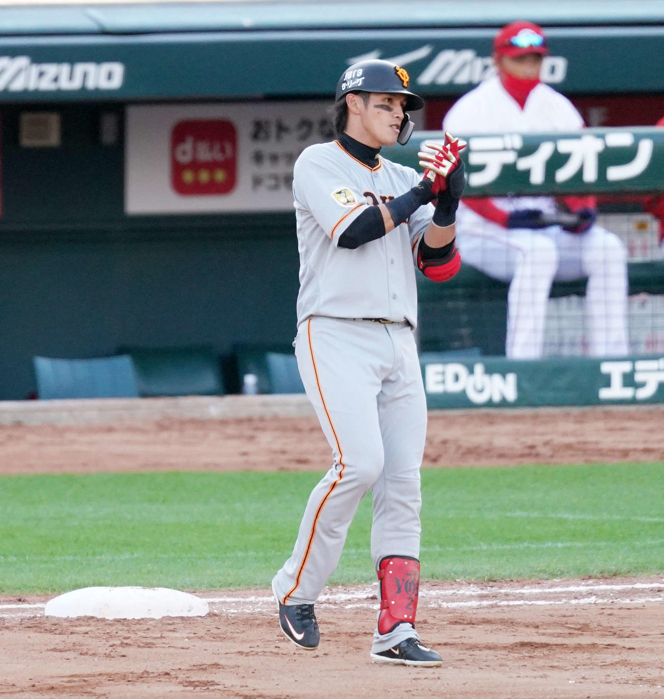 広島対巨人　6回表巨人2死一、三塁、左前適時打を放ち拍手する陽岱鋼（撮影・江口和貴）