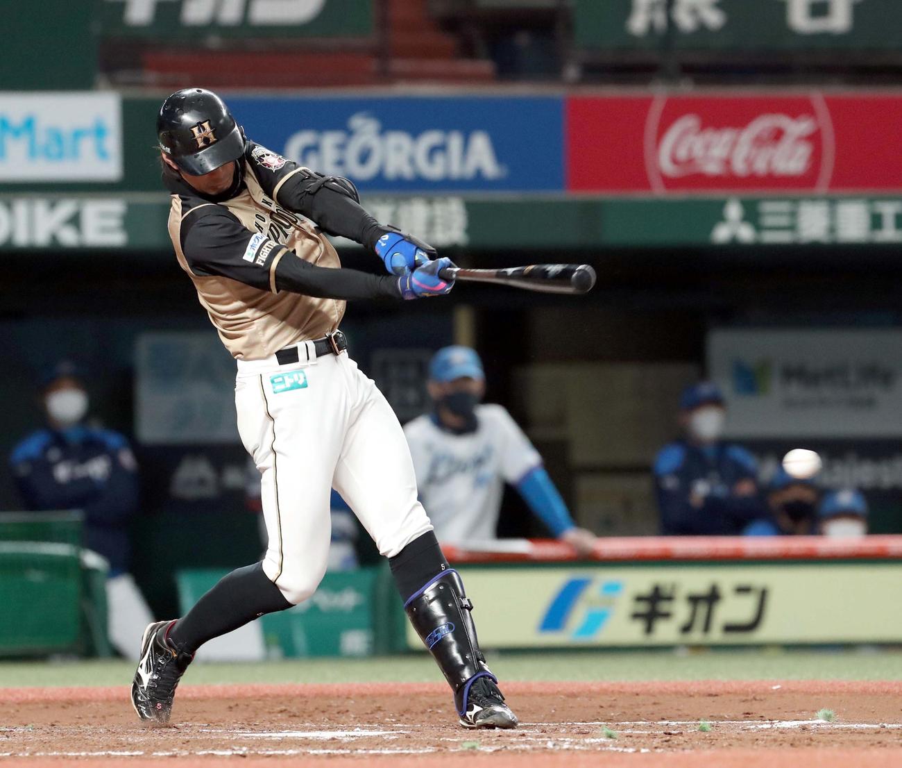西武対日本ハム　5回表日本ハム1死一、二塁、大田は同点となる左前適時打を放つ（撮影・佐藤翔太）