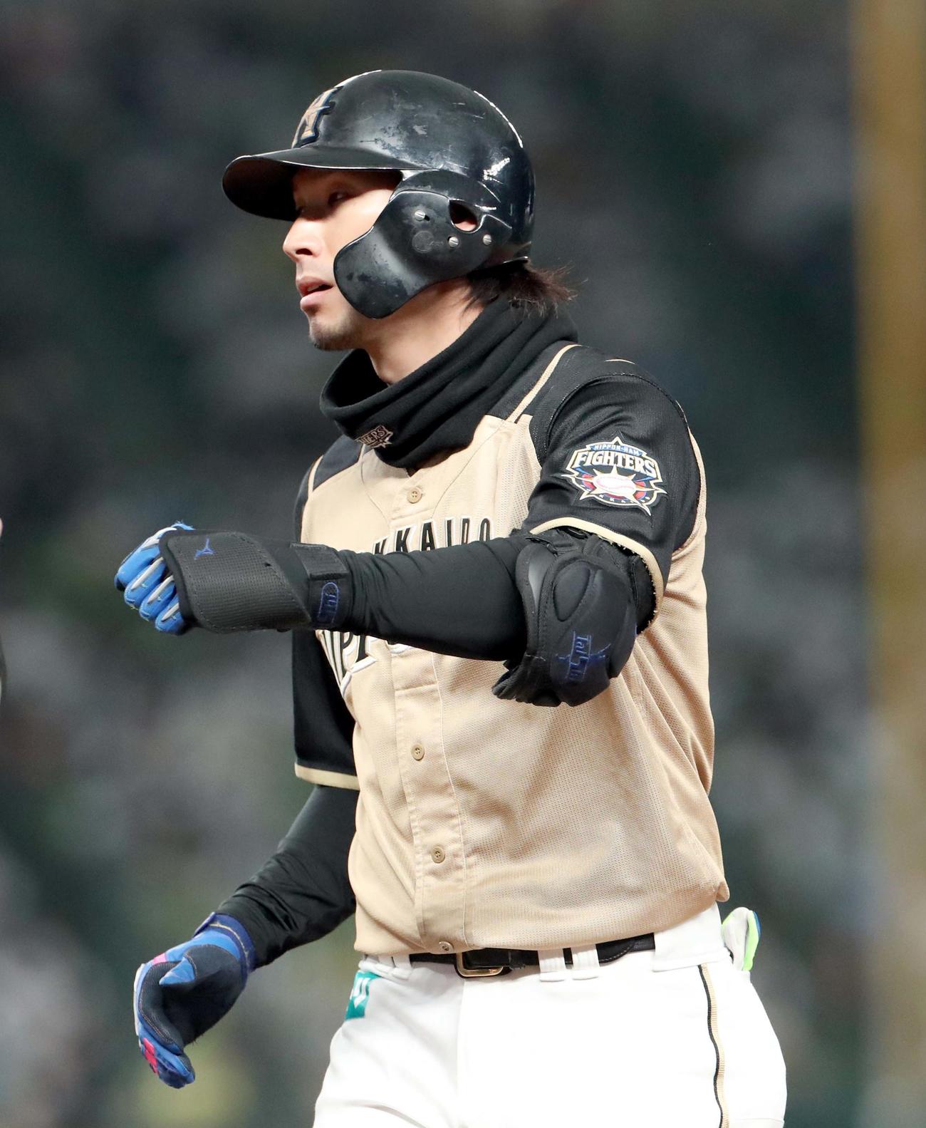 西武対日本ハム　5回表日本ハム1死一、二塁、大田は同点となる左前適時打を放ちガッツポーズをする（撮影・佐藤翔太）