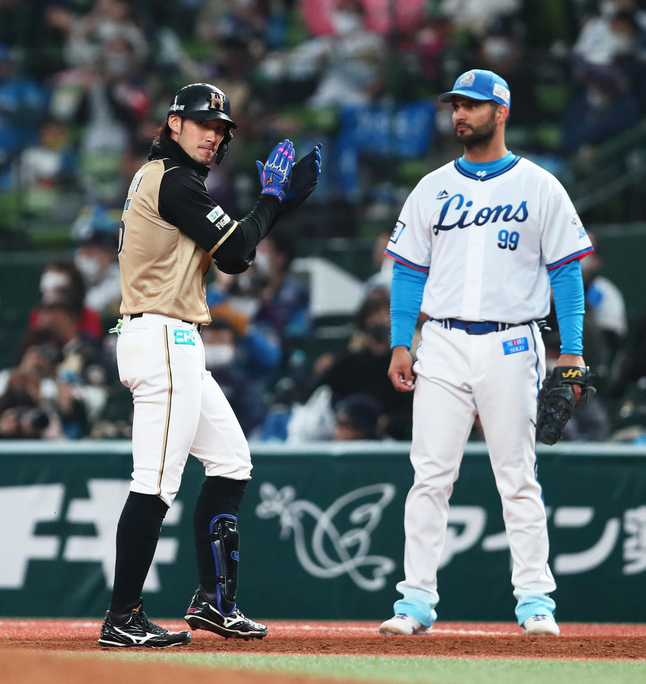 西武対日本ハム　5回表日本ハム1死一、二塁、大田（左）は左前適時打を放ち手をたたき喜ぶ。一塁手メヒア（撮影・足立雅史）