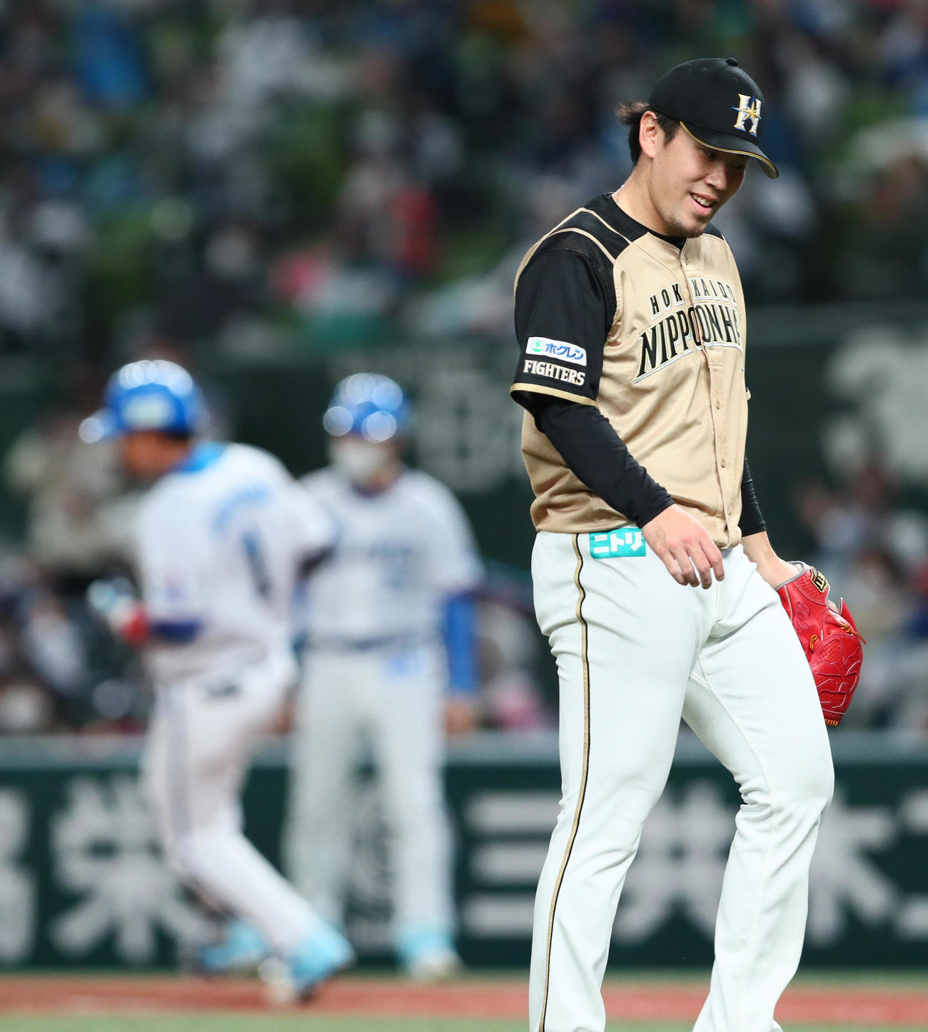 西武対日本ハム　3回裏西武2死一塁、栗山（後方左）に左越え2点本塁打を浴び苦笑いする西村（撮影・足立雅史）