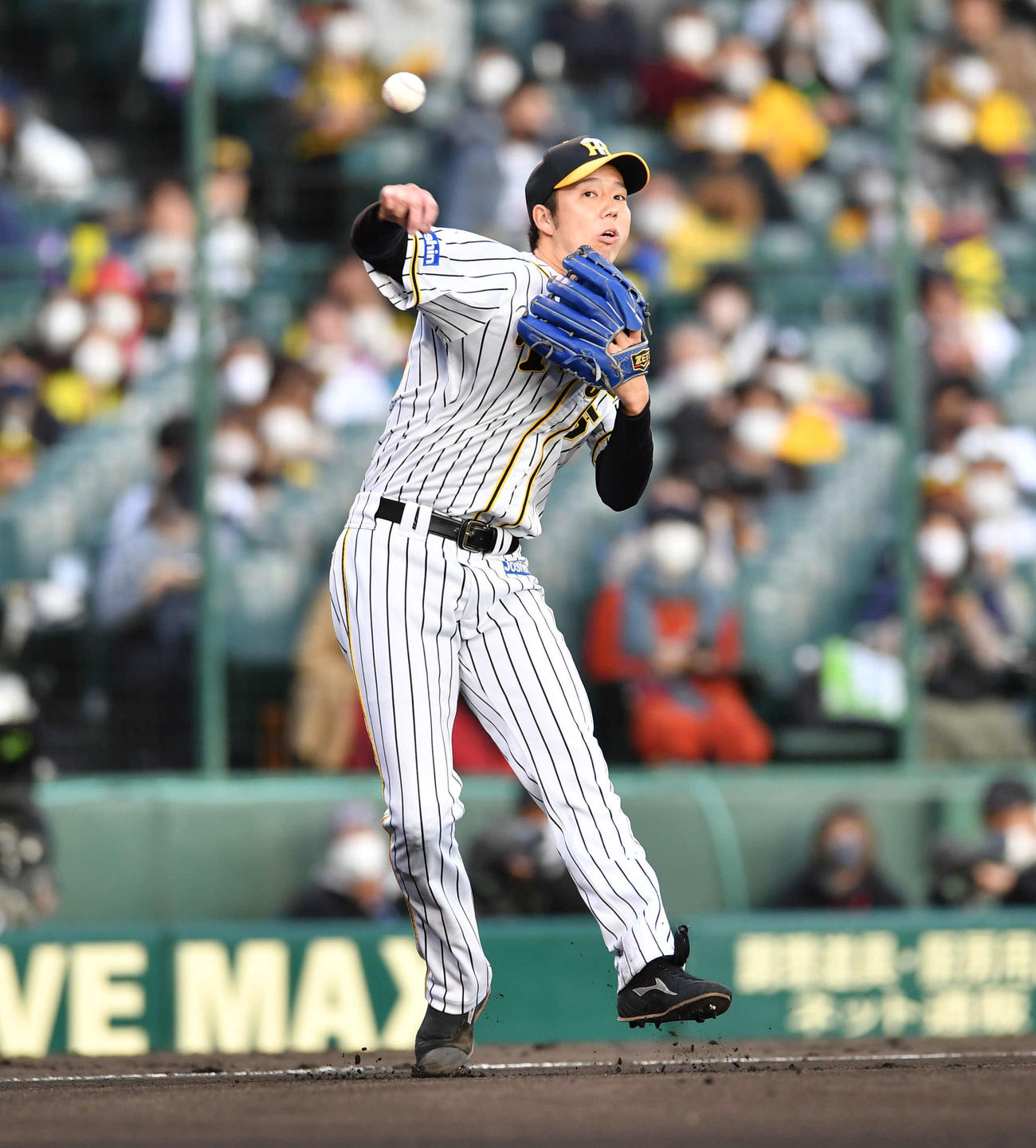 阪神対ヤクルト22回戦　6回表ヤクルト2死、藤井亮太のゴロを一塁へ送球する青柳晃洋、結果は内野安打となる（撮影・岩下翔太）