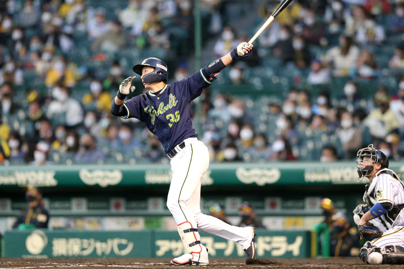 阪神対ヤクルト　7回表ヤクルト無死、代打広岡は中越え本塁打を放つ（撮影・上山淳一）