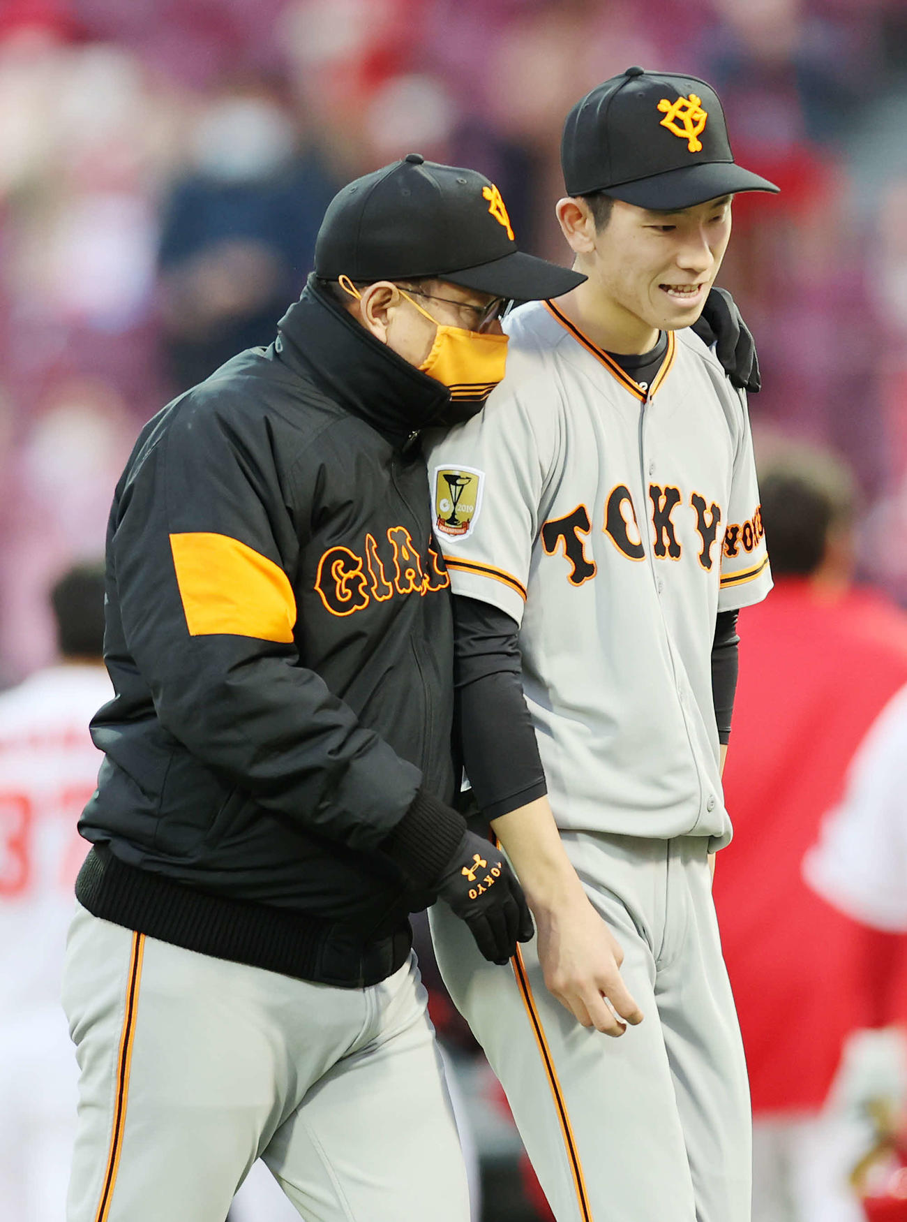 広島対巨人　引き分けに終わり、原監督（手前）に肩を組まれる戸郷（撮影・河野匠）