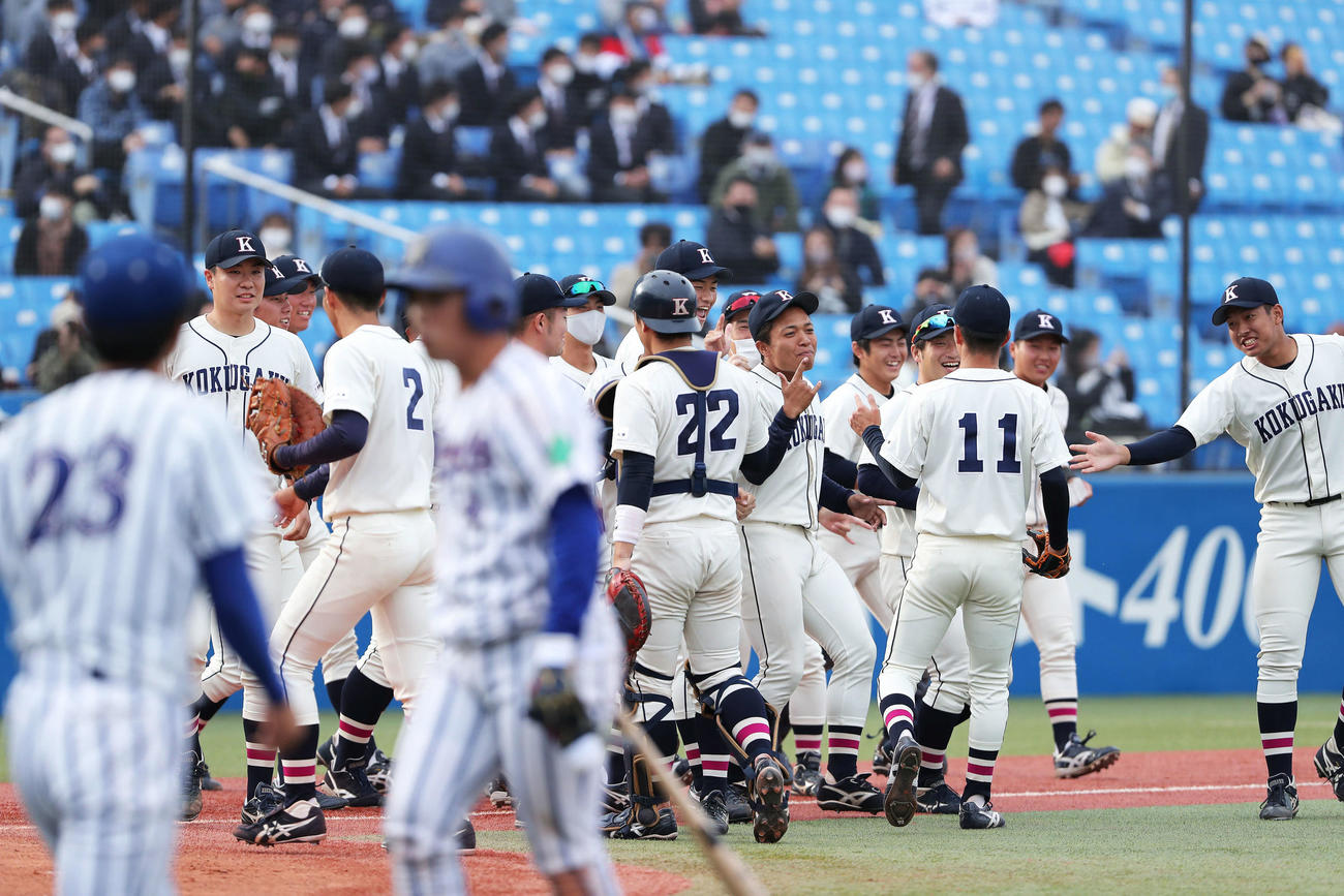 国学院大対立正大　立正大に勝利し歓喜する国学院大の選手（撮影・河田真司）　　　