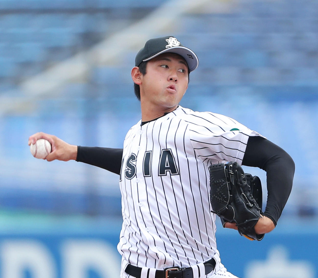 中大対亜大　2回表中大無死、力投する亜大・平内（撮影・河田真司）　　　