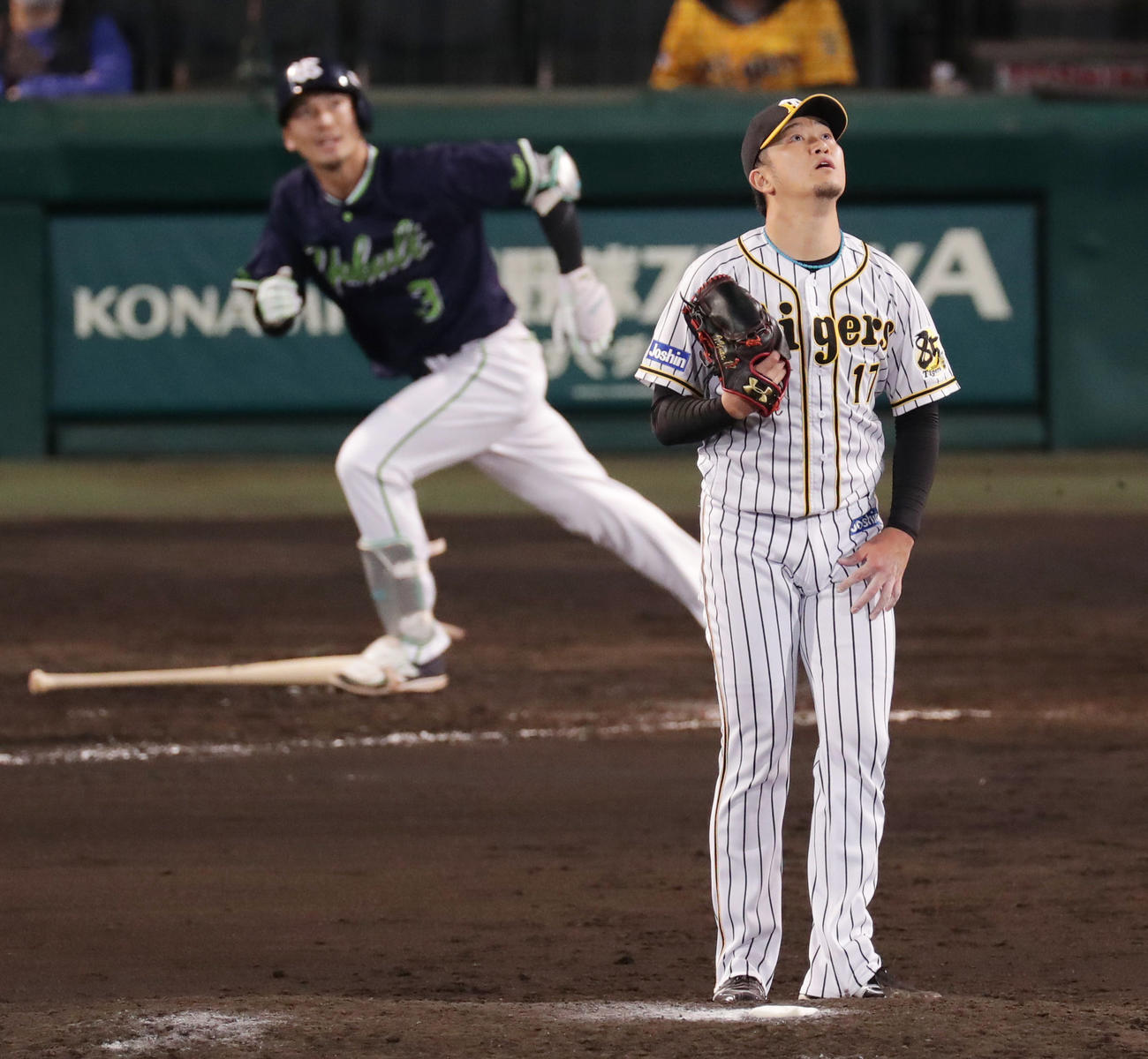 阪神対ヤクルト　10回表ヤクルト2死一、二塁、代打西浦直亨に勝ち越し3点本塁打を浴びる岩貞祐太（撮影・前田充）