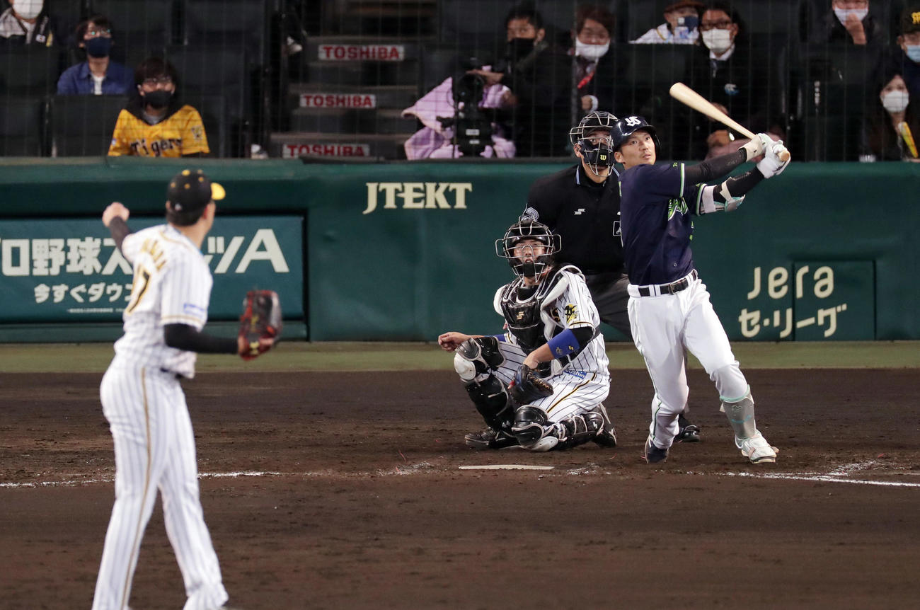 阪神対ヤクルト　10回表ヤクルト2死一、二塁、代打西浦は勝ち越し3点本塁打を放つ。投手岩貞（撮影・前田充）