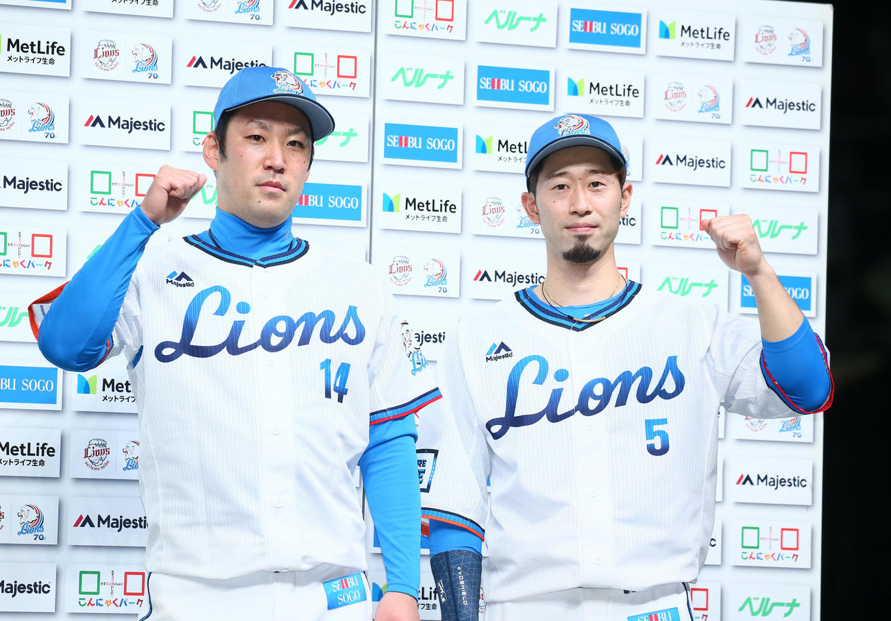 西武対日本ハム　お立ち台で笑顔を見せる西武の増田（左）と外崎（撮影・足立雅史）