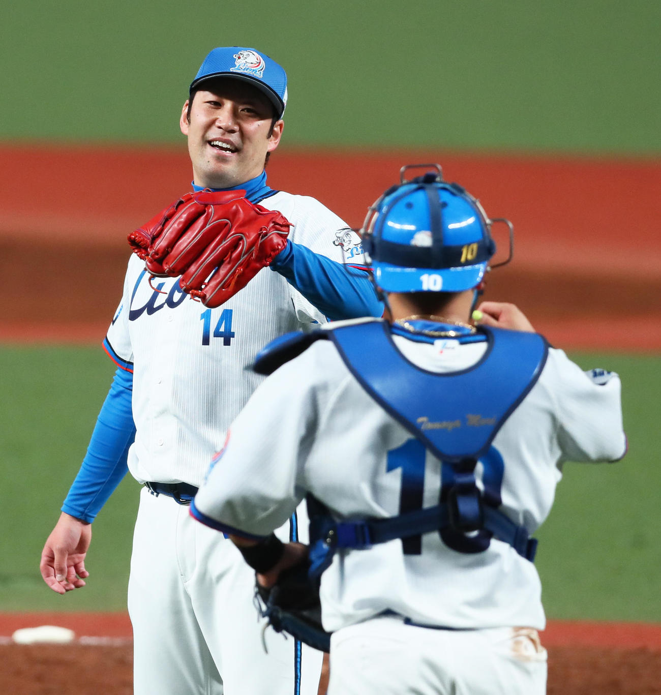 西武対日本ハム　西武の球団最多となる通算136セーブ目を挙げ笑顔を見せる増田（左）（撮影・足立雅史）