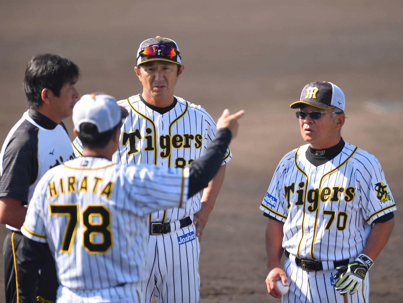 鳴尾浜球場で平田2軍監督の話を聞く高代コーチ（右）と山田コーチ（2020年9月29日撮影）