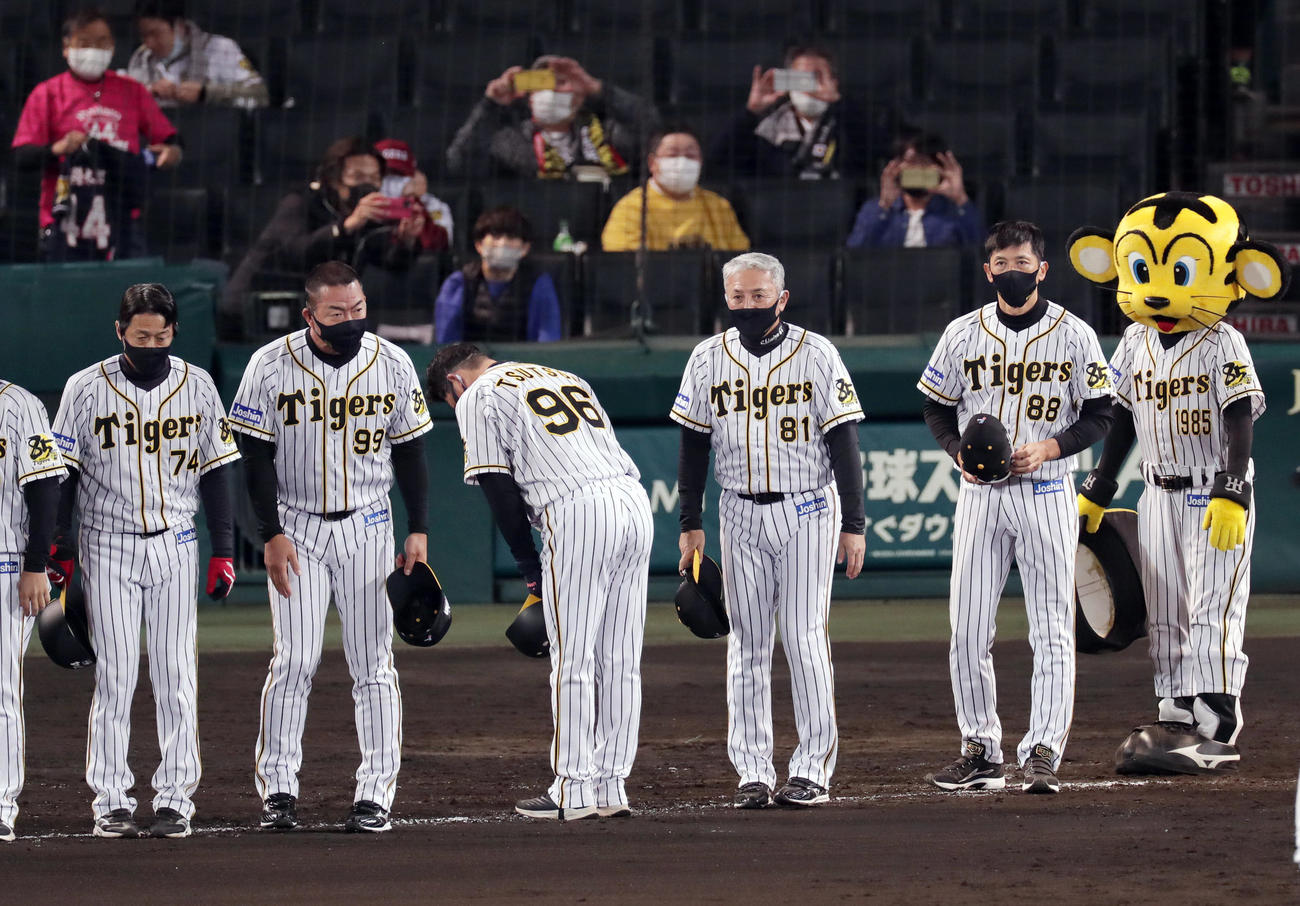 阪神対ヤクルト　ヤクルトに逆転負けを喫し、観客にあいさつする阪神矢野監督（右端）ら（撮影・前田充）