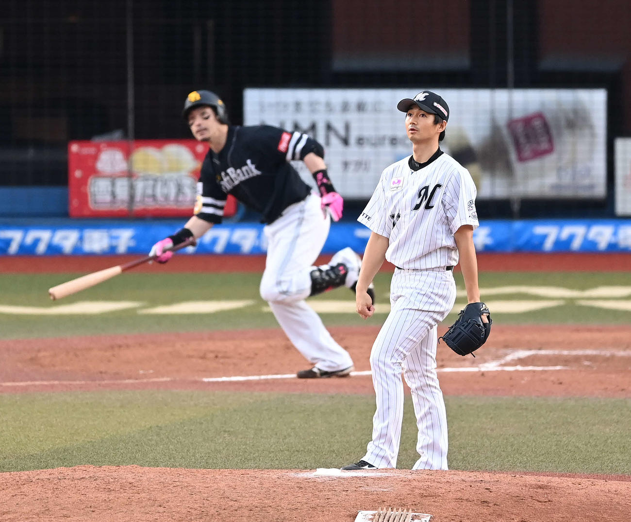 ロッテ対ソフトバンク　6回表ソフトバンク2死一塁、松田宣に中前適時打を浴びる唐川（撮影・鈴木みどり）