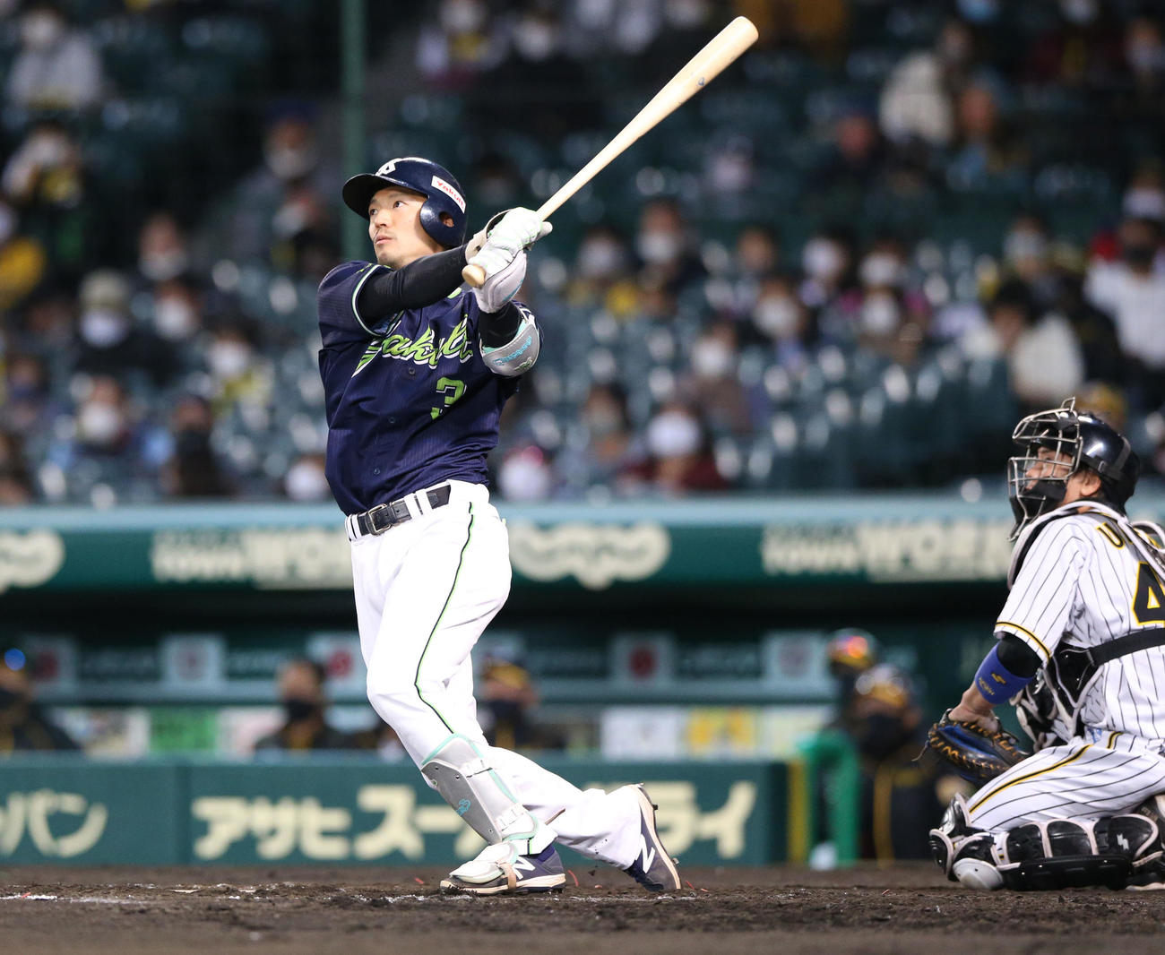 阪神対ヤクルト　10回表ヤクルト2死一、二塁、代打西浦は左越え勝ち越し3点本塁打を放つ（撮影・上山淳一）