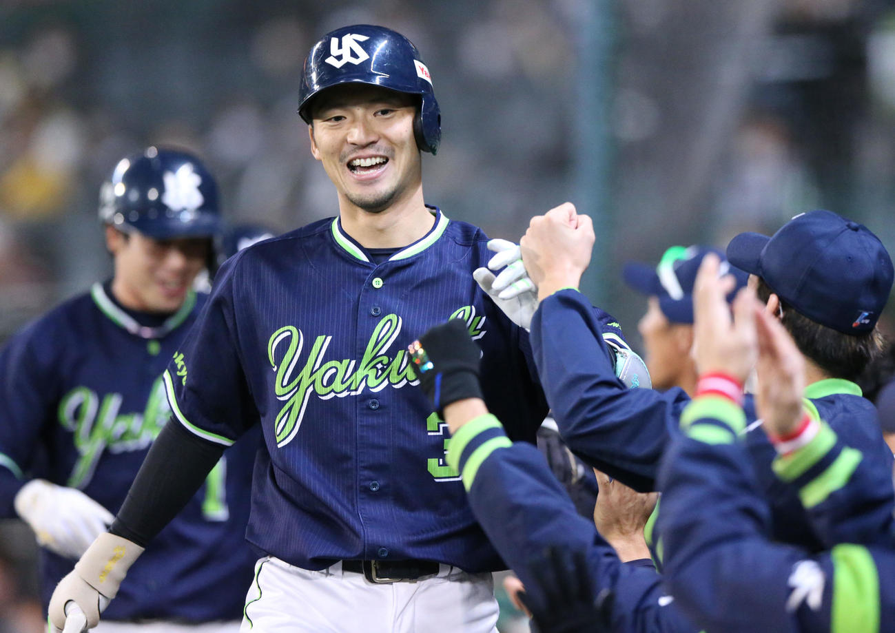 阪神対ヤクルト　10回表ヤクルト2死一、二塁、代打西浦（中央）は左越え3点本塁打を放ちベンチの出迎えを受ける（撮影・上山淳一）